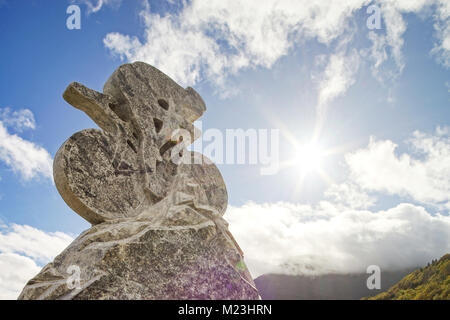 Stoned Skulptur der Radfahrer am blauen Himmel Hintergrund. Tour de France trace, oberen Punkt in Spanien. Sport Konzept Stockfoto