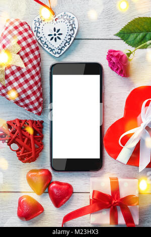 Mit verschiedenen Herzen formen Smartphone. Blick von oben. Mock up. Valentines Tag Konzept Stockfoto