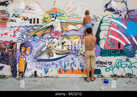 Vater und Sohn an der Graffiti-Wand in Piran, Slowenien Stockfoto