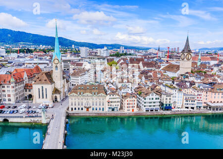 Zürich, Schweiz. Blick auf das historische Stadtzentrum von Zürich mit berühmten Fraumunster Church, Limmat und Zürichsee vom Grossmünster Kirche. Stockfoto