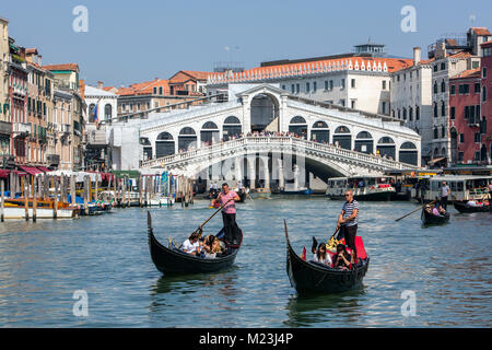 Gondeln auf dem Canal Grande mit Blick auf die Rialto Brücke, Venedig, Italien Stockfoto