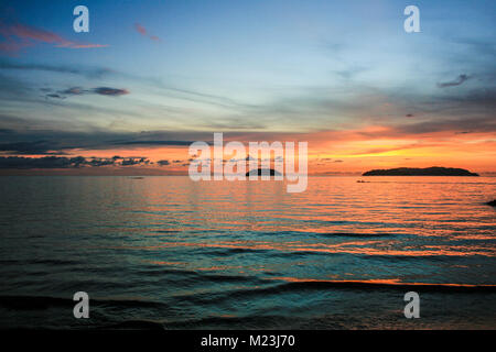 Sonnenuntergang aus Tanjung Aru, Kota Kinabalu, Sabah, Malaysia Stockfoto