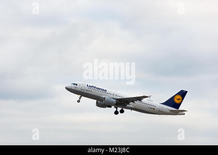 Stuttgart, Deutschland - 3. Februar 2018: Flugzeug Airbus A 320-211 der Lufthansa nach dem Start in Start- und Landebahn - Himmel mit Wolken im Hintergrund Stockfoto