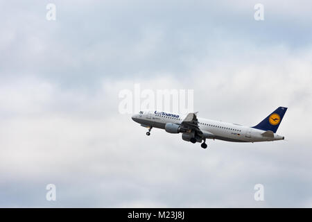 Stuttgart, Deutschland - 3. Februar 2018: Flugzeug Airbus A 320-211 der Lufthansa beim Fliegen - Himmel mit Wolken Stockfoto