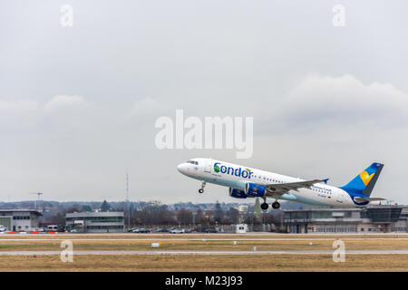 Stuttgart, Deutschland - 3. Februar 2018: Airbus A320 von Condor Flugzeug nach dem Start in Start- und Landebahn - Himmel mit Wolken Stockfoto