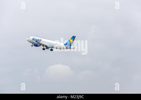 Stuttgart, Deutschland - Februar 3, 2018: Airbus Flugzeug A320 Condor beim Fliegen - Himmel mit Wolken Stockfoto