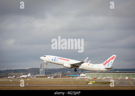 Stuttgart, Deutschland - Februar 3, 2018: 737-800 von Boeing Flugzeug AirEuropa während des Starts von Start- und Landebahn - Himmel mit Wolken Stockfoto