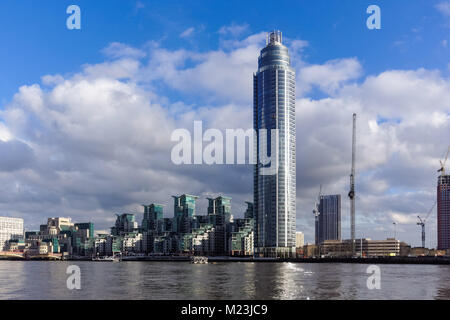 Der Vauxhall Turm und Wohngebäude im St George Wharf in London, England, Vereinigtes Königreich, Großbritannien Stockfoto