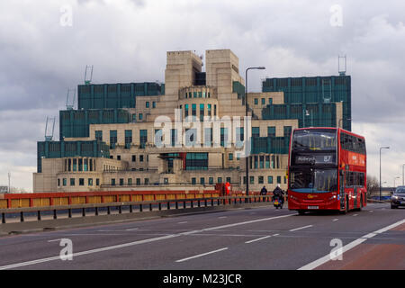 Die Secret Intelligence Service [SIS] MI6 Hauptquartier an der Vauxhall Cross aus der Vauxhall Bridge, London England United Kingdom UK gesehen Stockfoto