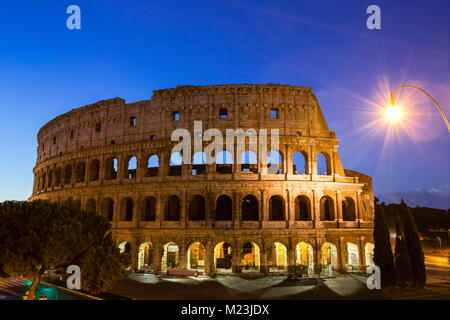 Kolosseum bei Dämmerung, Rom, Italien Stockfoto