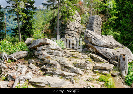 Rocky Tor, Bildung auf Trojak mount in goldene Berge in der Nähe der Stadt Ladek Zdroj (ger. Bad Landeck), Woiwodschaft Niederschlesien. Polen, Europa. Stockfoto