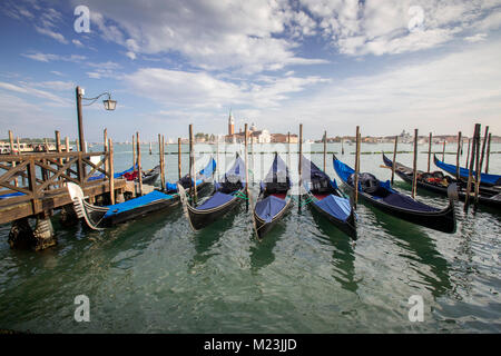 Gondeln an Saint Mark's Square mit Blick auf die Insel San Giorgio Maggiore, Venedig, Italien Stockfoto