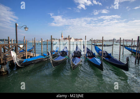 Gondeln an Saint Mark's Square mit Blick auf die Insel San Giorgio Maggiore, Venedig, Italien Stockfoto