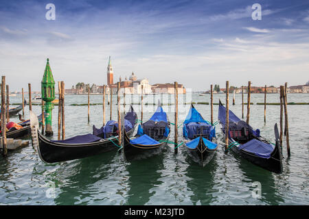 Gondeln an Saint Mark's Square mit Blick auf die Insel San Giorgio Maggiore, Venedig, Italien Stockfoto