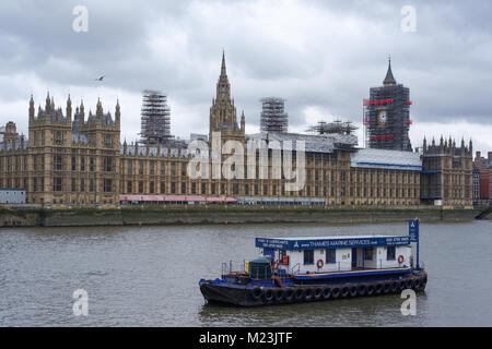 London Boote und Kähne, Waterside Cafe entlang der Themse, UK. Stockfoto