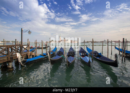 Gondeln an Saint Mark's Square mit Blick auf die Insel San Giorgio Maggiore, Venedig, Italien Stockfoto