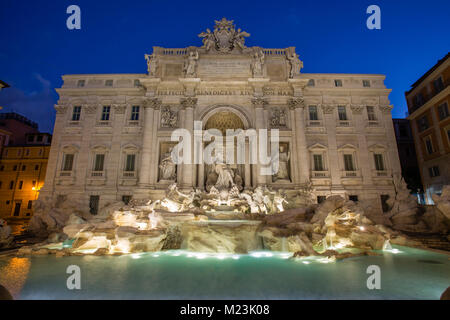 Trevi-brunnen bei Dämmerung, Piazza di Trevi, Rom, Italien Stockfoto