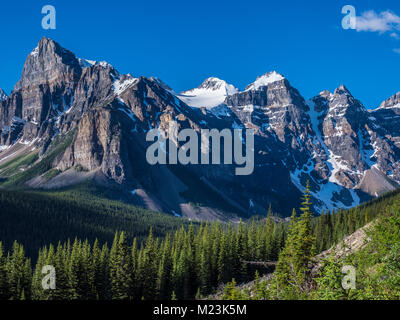 Gipfel entlang der Moraine Lake Road, Lake Louise, Banff National Park, Alberta, Kanada. Stockfoto