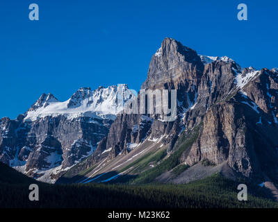 Gipfel entlang der Moraine Lake Road, Lake Louise, Banff National Park, Alberta, Kanada. Stockfoto