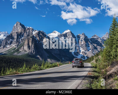 Auto reisen die Moraine Lake Road, Lake Louise, Banff National Park, Alberta, Kanada. Stockfoto