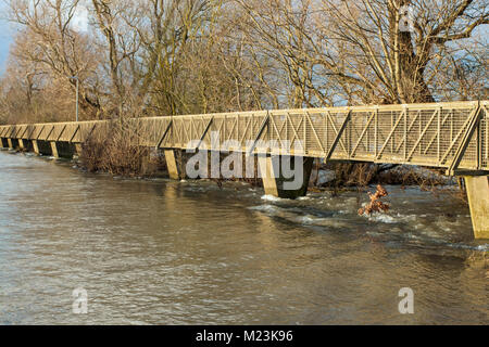 Fußweg über den überschwemmten Ouse wäscht am Sutton Gault, Cambs Stockfoto
