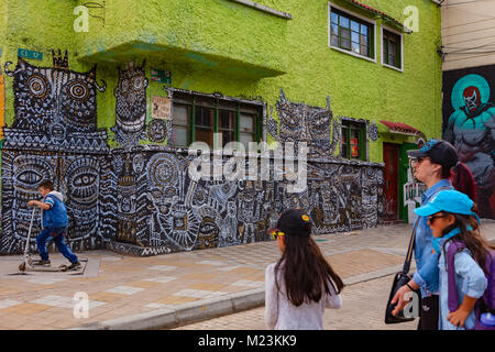 Bogota, Kolumbien - 28. Mai 2017: Einige lokale Kolumbianer Spaziergang durch die hell gestrichenen Wände in La Candelaria Bezirk in der Hauptstadt Stockfoto