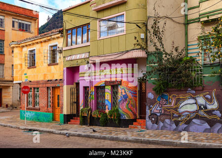 Bogota, Kolumbien - 28. Mai 2017: Einige hell gestrichenen Fassaden und Straße im historischen La Candelaria Bezirk der Hauptstadt in Südamerika Stockfoto