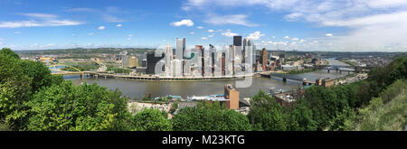 Einen schönen blauen Himmel klar Tag über die Downtown Skyline der Stadt in Pittsburg, PA Stockfoto