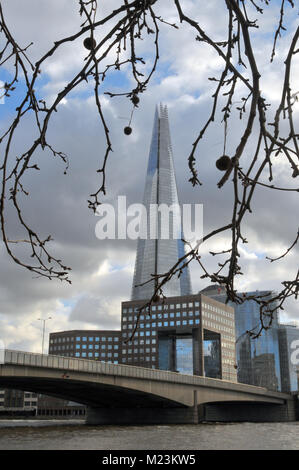 Eine andere und ungewöhnliche Sicht der shard Büros oder Gebäude im Zentrum von London. Ikonischen Wahrzeichen Londons und Skyline Nummer 1 London Bridge City. Stockfoto