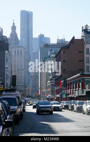 Centre Street in Manhattan Chinatown mit New York von Gehry Gebäude und Manhattan Municipal Building in Downtown Manhattan im Hintergrund. NYC. USA Stockfoto