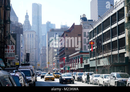 Centre Street in Manhattan Chinatown mit New York von Gehry Gebäude und Manhattan Municipal Building in Downtown Manhattan im Hintergrund. NYC. USA Stockfoto