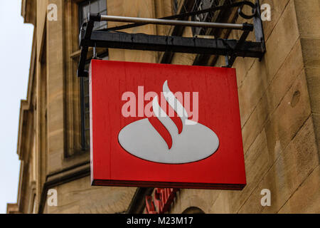 Santander Bank logo Zeichen auf Cornmarket Street, Oxford, Oxfordshire, UK. Feb 2018 Stockfoto