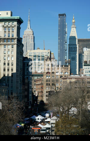 Union Square Park mit Midtown Manhattan Skyline im Hintergrund. Manhattan, New York City, USA. Stockfoto