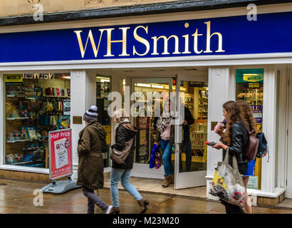 WHSmith Zeitungsläden shop Front mit Menschen zu Fuß Vergangenheit auf Cornmarket Street, Oxford, Oxfordshire, UK. Feb 2018 Stockfoto