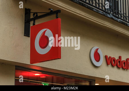 Vodafone Shop Front auf Cornmarket Street, Oxford, Oxfordshire, UK. Feb 2018 Stockfoto