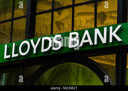 Nahaufnahme der Zeichen für Lloyds Bank auf Cornmarket Street, Oxford, Oxfordshire, UK. Feb 2018 Stockfoto