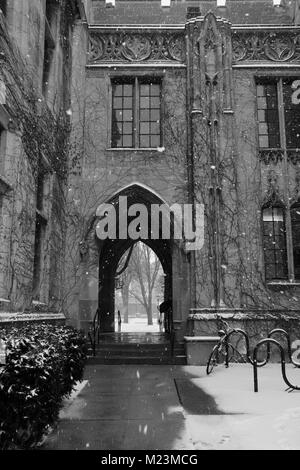 Gewölbter Durchgang durch die ryerson Halle Labor aus dem Viereck, 58th Street an der Universität von Chicago Campus. Stockfoto