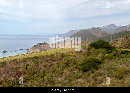 Meer und Himmel Mischung zusammen an einem bewölkten Nachmittag in Big Sur, Kalifornien, USA Stockfoto