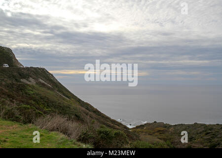 Meer und Himmel Mischung zusammen an einem bewölkten Nachmittag in Big Sur, Kalifornien, USA Stockfoto