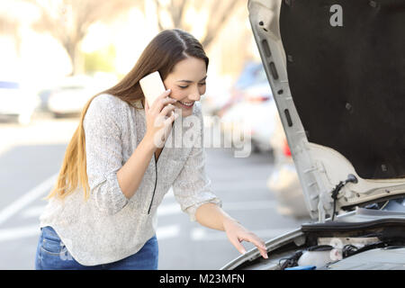 Gerne Fahrer mit Auto Aufschlüsselung, die Versicherung auf die Straße Stockfoto