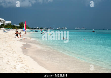 Kreuzfahrtschiffe Linie den Horizont am Seven Mile Beach, Grand Cayman, Cayman Islands, Karibik. Stockfoto