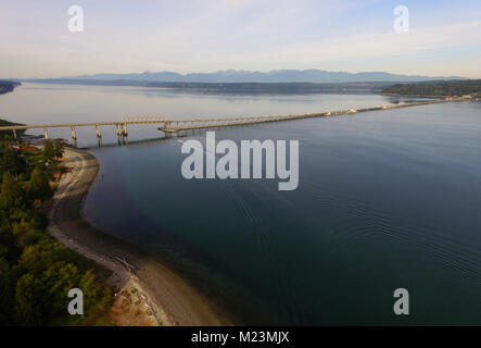 Ein Boot bewegt sich entlang Richtung Süden gehen unter die Haube Kanal Brücke in der Nähe des Olympischen Bergkette im Hintergrund Stockfoto