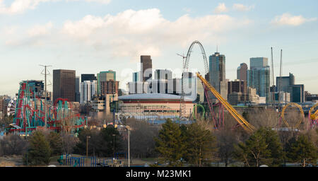 Die Mile High City hinter den Fahrgeschäften eines lokalen Park Stockfoto