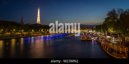 Eiffelturm und Seine bei Nacht mit Boote bei Wharf Stockfoto