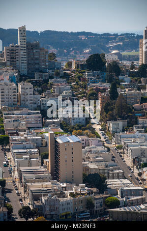 SAN FRANCISCO, Kalifornien - 9. SEPTEMBER 2015 - Blick auf der Lombard Street von Coit Tower Stockfoto