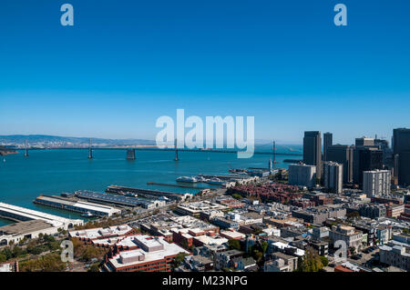 SAN FRANCISCO, Kalifornien - 9. SEPTEMBER 2015 - Blick auf Embarcadero und die Oakland Bay Bridge von Coit Tower Stockfoto