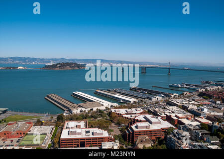 SAN FRANCISCO, Kalifornien - 9. SEPTEMBER 2015 - Blick auf die Oakland Bay Bridge und Yerba Buena Island vom Coit Tower Stockfoto