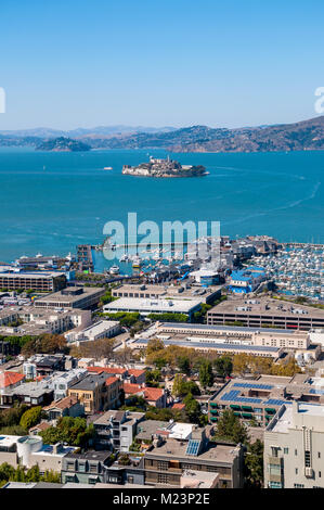 SAN FRANCISCO, Kalifornien - 9. SEPTEMBER 2015 - Blick auf den Pier 39, Alcatraz Island vom Coit Tower Stockfoto