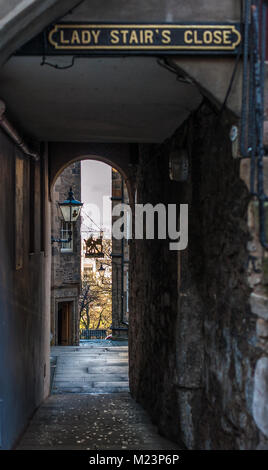 Lady's in der Nähe der Treppe, die zu Writers Museum in Edinburgh, Schottland Stockfoto