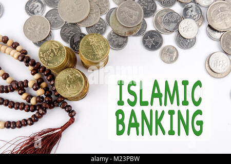 Rosenkranz und Münzen. Islamic Banking/Finance Konzept. Stockfoto